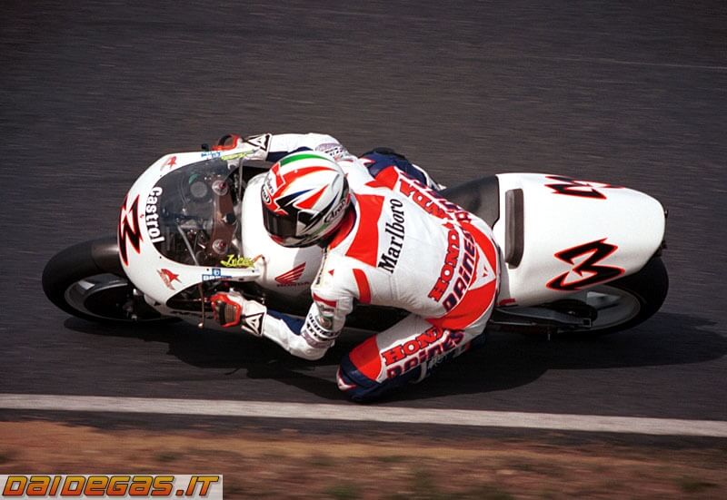 luca-cadalora-honda-gp500-bianca-senza-sponsor-5.jpg