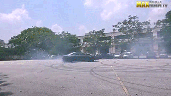 scherzo-scuola-guida-pilota-drift-7.gif