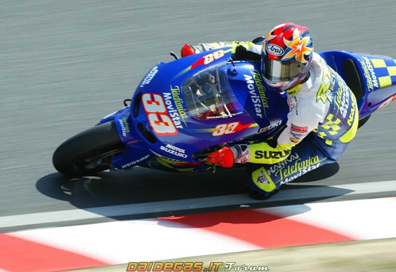 2002-akira-ryo-suzuki-gsv-r-motogp-4.jpg