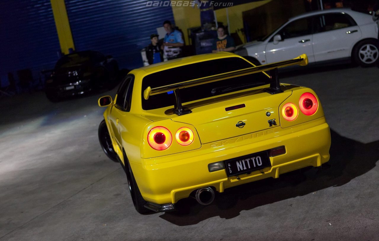 Nissan GTR r34 Р¶С‘Р»С‚С‹Р№