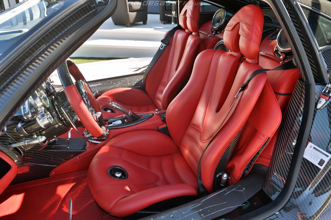 Машина Pagani Huayra салон
