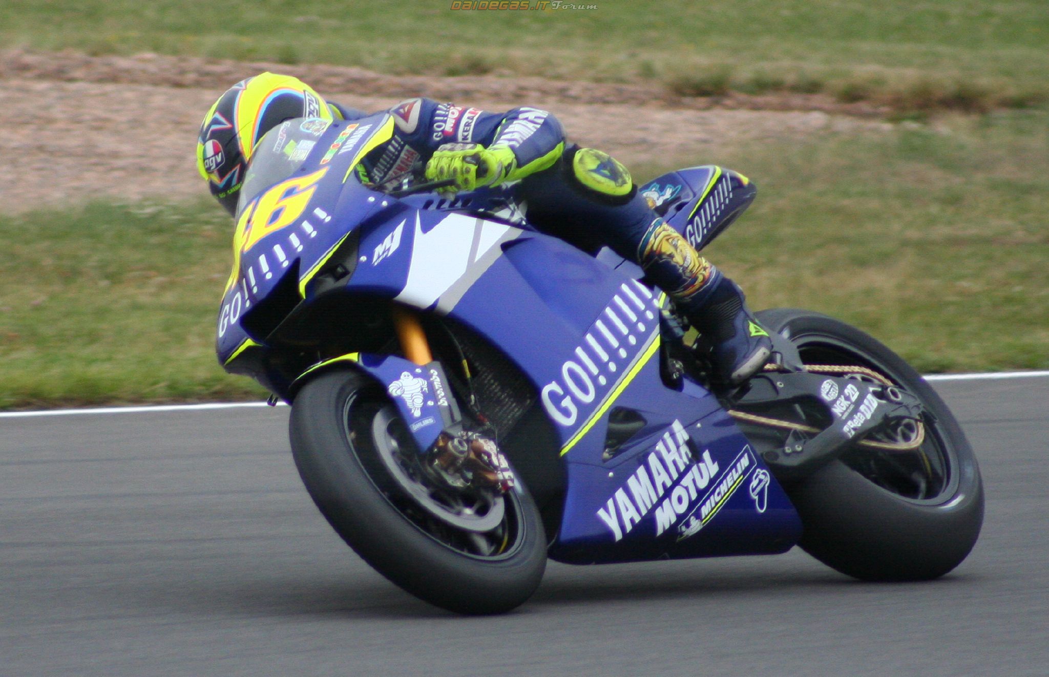 Rossi Yamaha YZR m1 Valentino РѕР±РѕРё