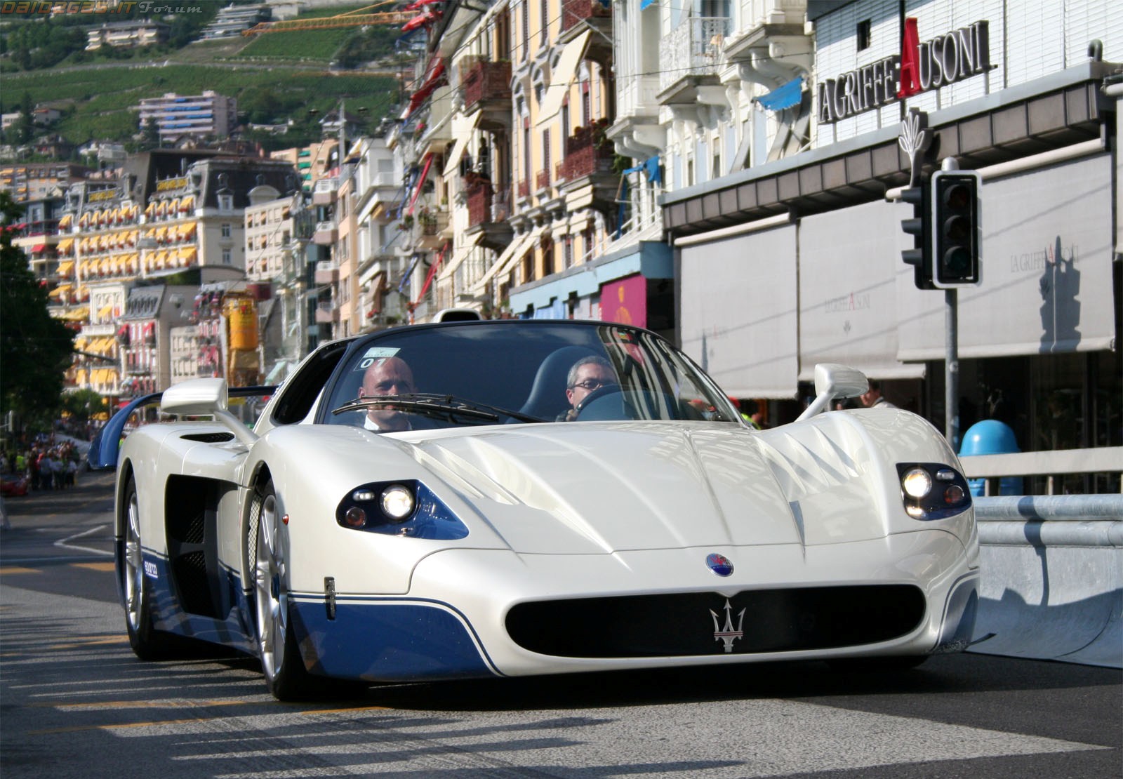 Суперкар Мазерати MC 12