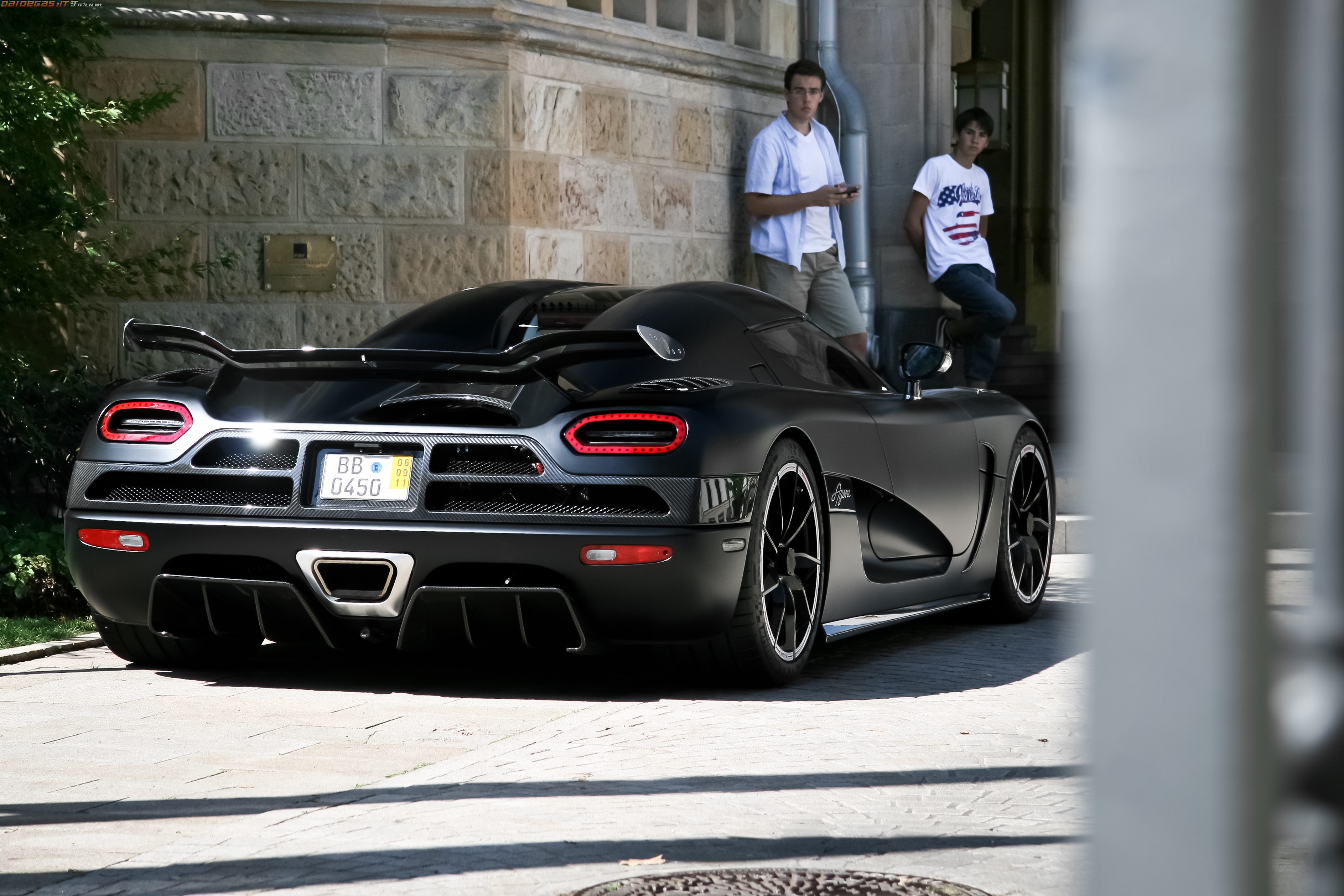 бугатти вейрон 2014. белый астон мартин v8. бугатти вейрон 2018. машина ой. машины ой.