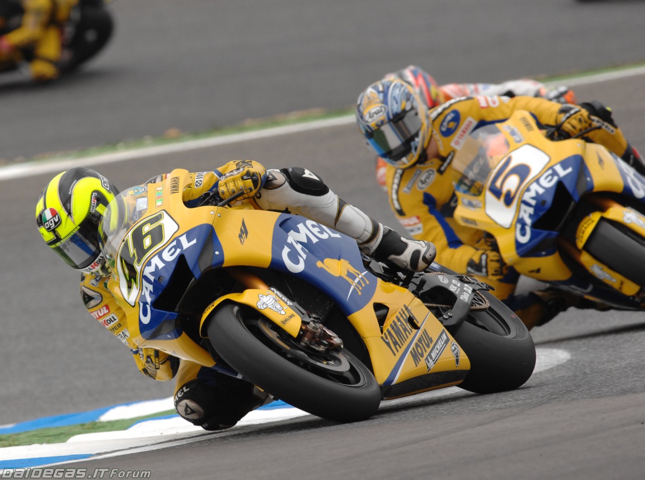 valentino-rossi-colin-edwards-yamaha-m1-