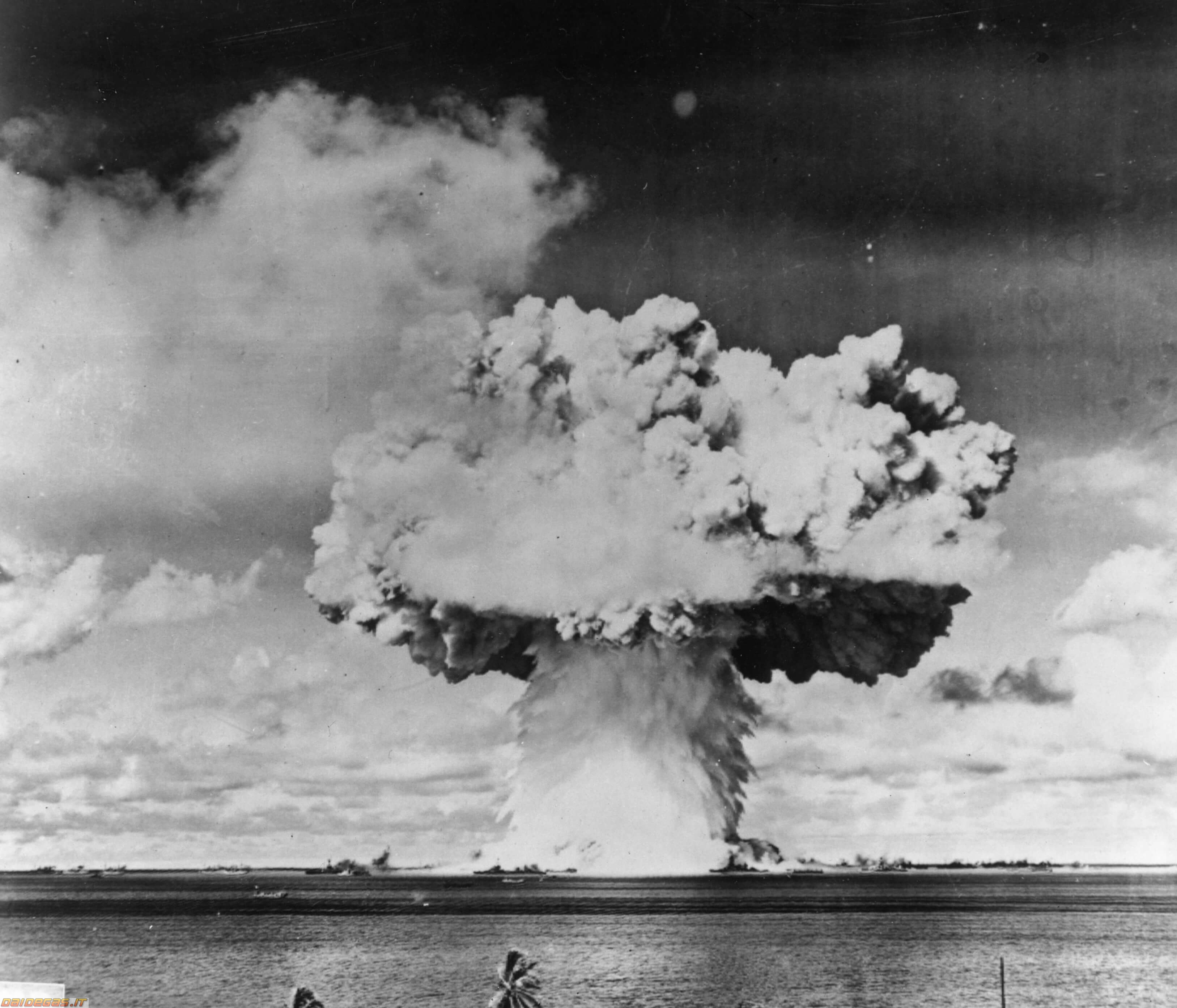 Ядерный взрыв в воздухе. Атолл бикини взрыв атомной бомбы. Подводный атомный взрыв 1958. Атомный гриб Чернобыль. Взрыв атомной бомбы "ядерный малыш".