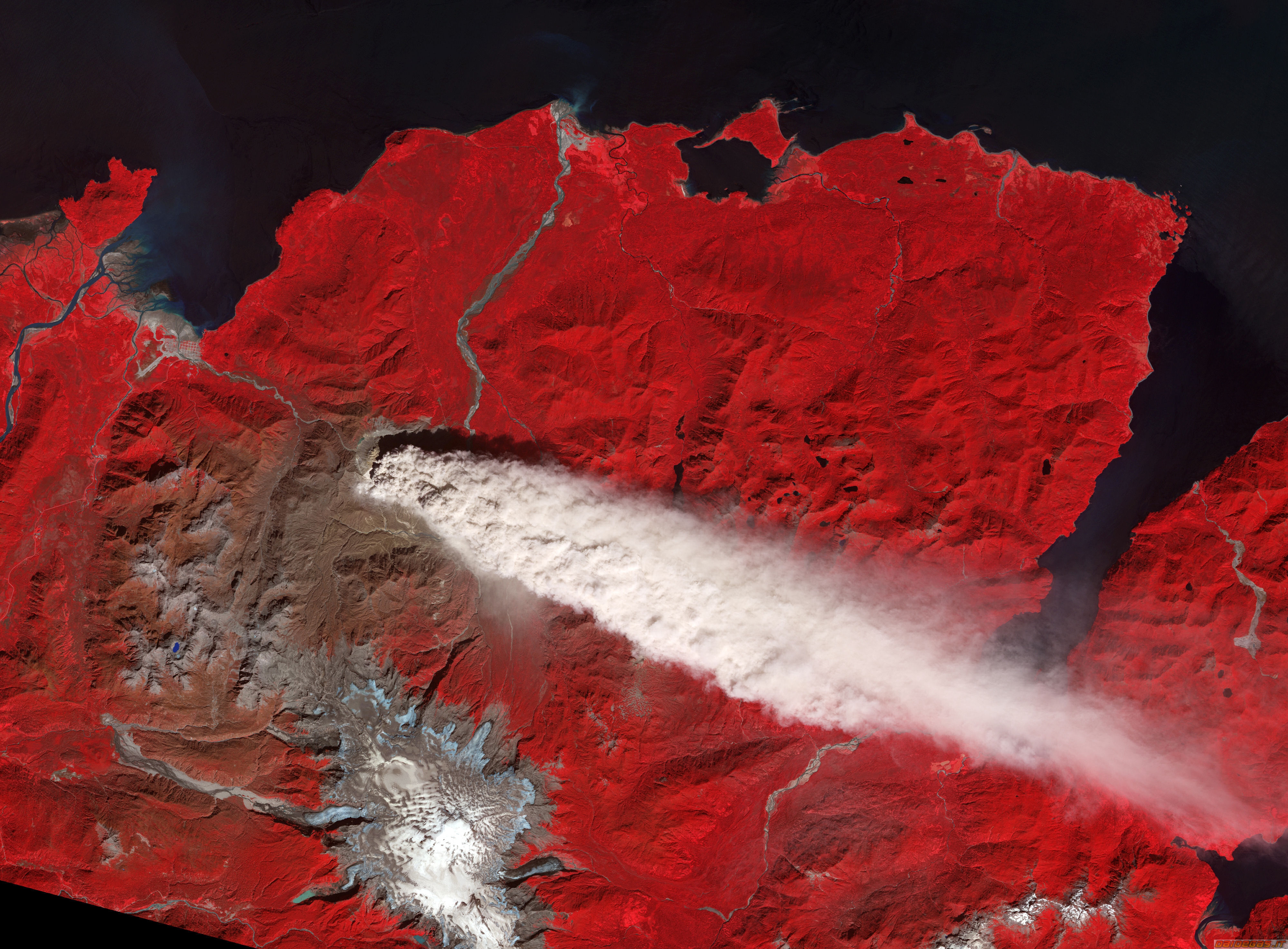 Жизнь на поверхности земной. Извержение вулкана вид из космоса. Красная поверхность земли. Извержение вулкана со спутника. Снимки со спутника извержение вулкана.