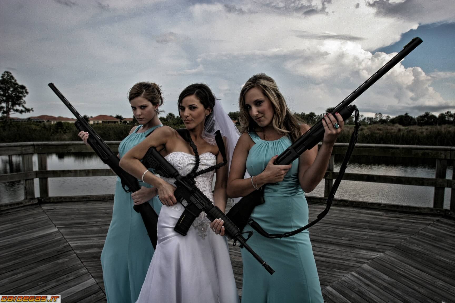 Охота на жену полностью. Невеста с оружием. Женщина охотница. Невеста с автоматом. Свадебная фотосессия с оружием.