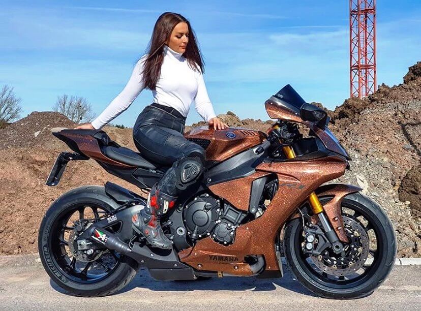 Yamaha r1 девушка